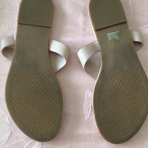 Tory Burch Beige Sandals with Gold Logo - Picture 6 of 8